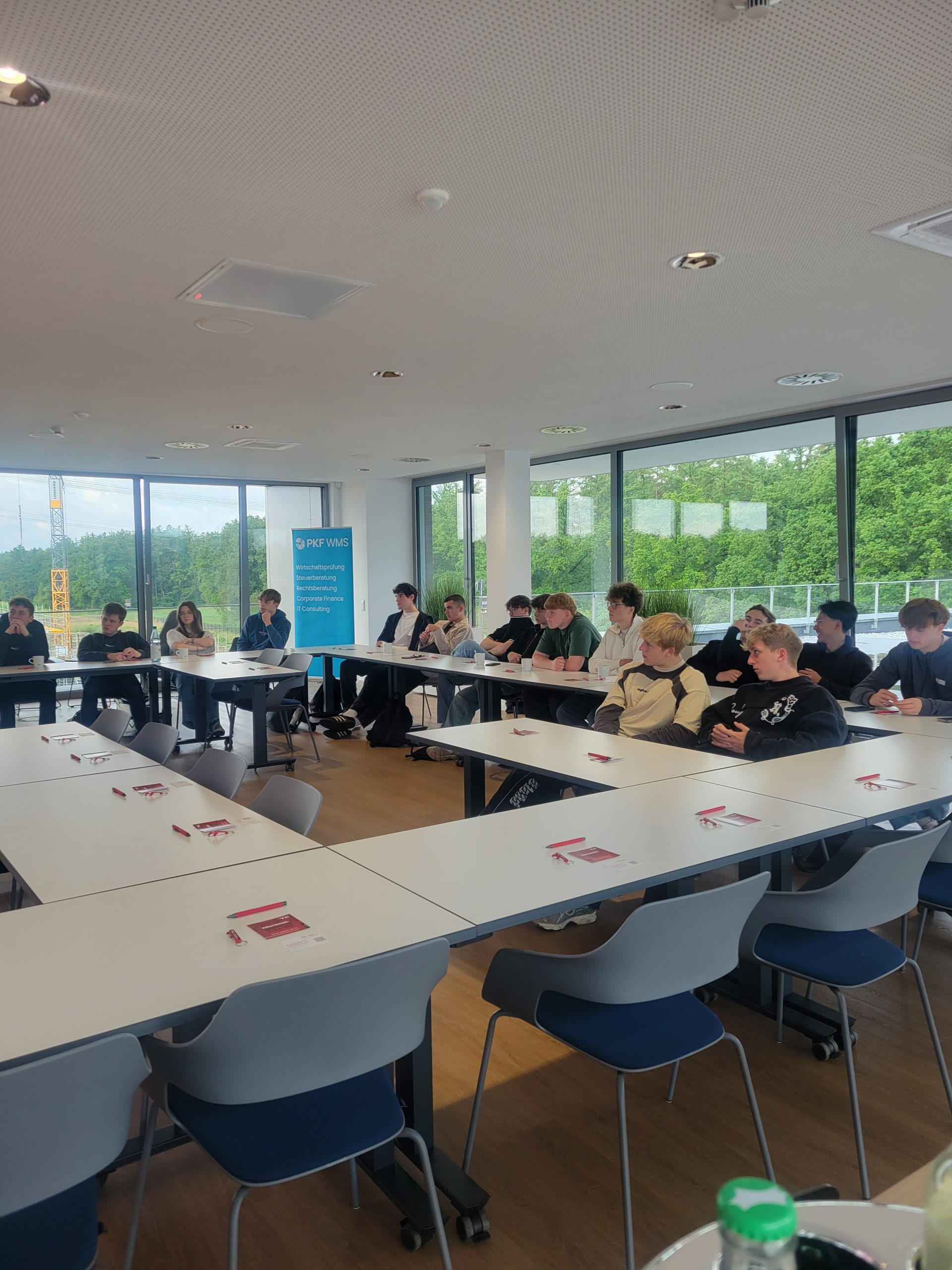 Mehr über den Artikel erfahren Innovative Ideen im Wettbewerb: Schüler präsentieren Hightech-Haushaltsgeräte beim MIG-Abend