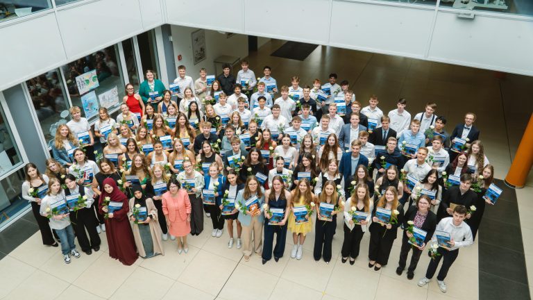 Mehr über den Artikel erfahren Abiturientia 2025 will nach bestandenem Abschluss nur noch  „ABIn den Süden“