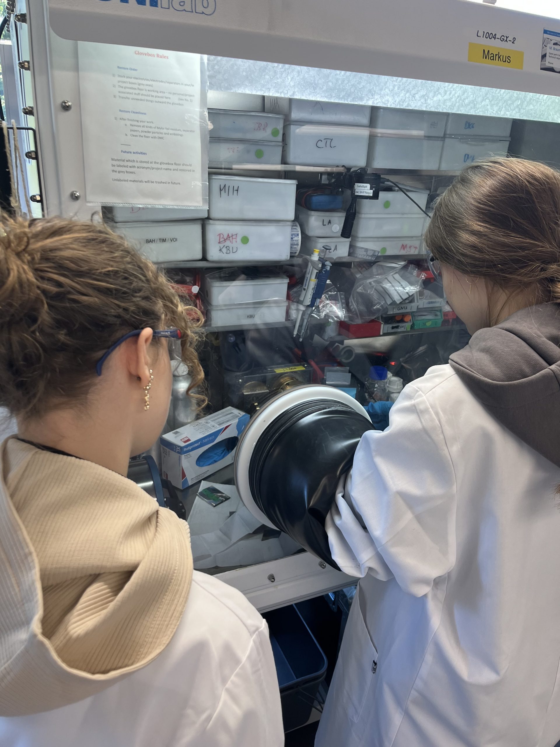 Mehr über den Artikel erfahren Praxistag des Chemie-Leistungskurses am Batterieforschungszentrum MEET der Universität Münster