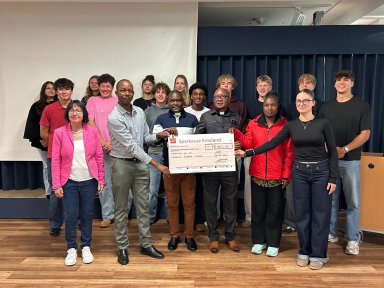 Mehr über den Artikel erfahren Aus Gästen wurden Freunde – Besuch aus Tansania am Windthorst-Gymnasium